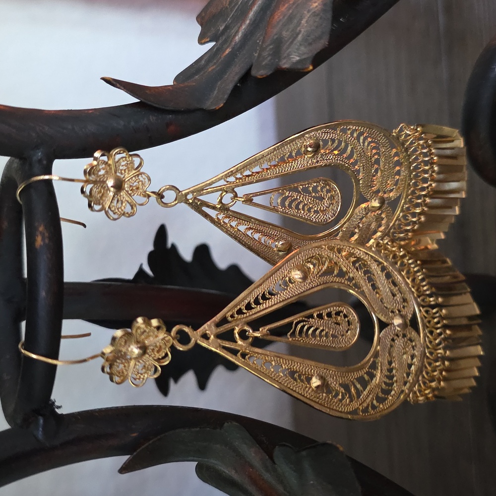 Elegant Gold Filigree Dangle Earrings - Picture 16 of 16